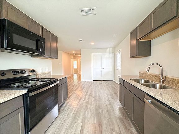 3rd image of 3216 Moore Ave