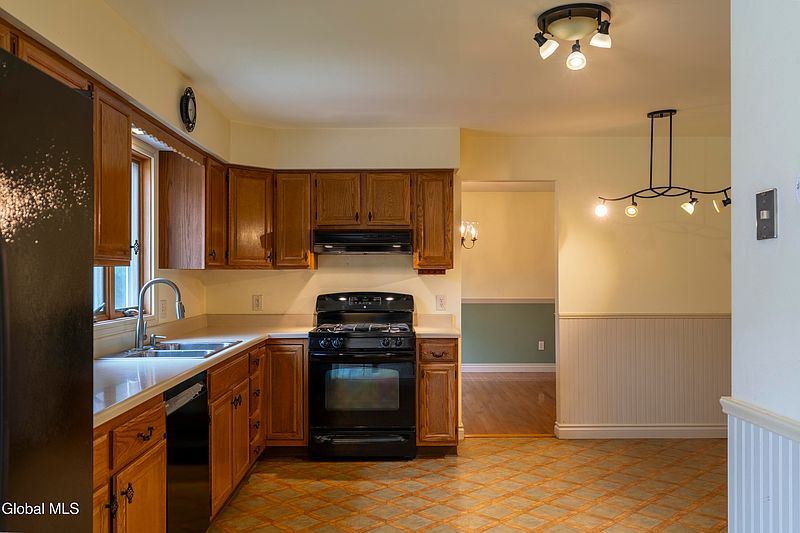 5th image of 33 Armstrong Circle