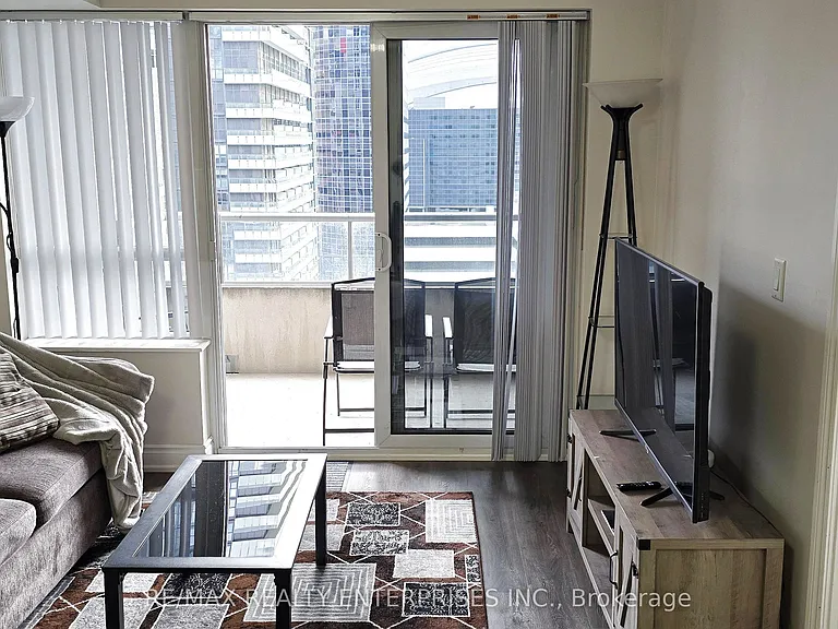 250 Wellington St W #1435 — Photo 6