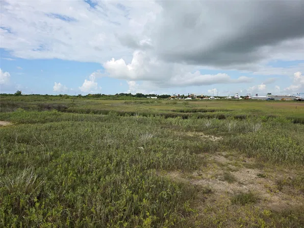 1419 Martinique Ln, Port Bolivar, TX 77650