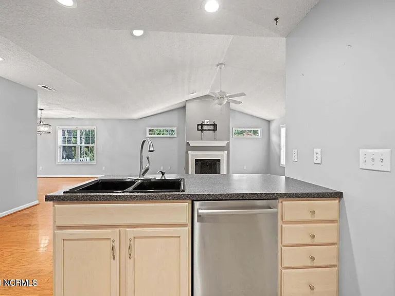 195 Adams Cir — Photo 4