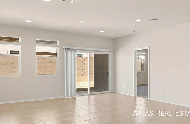 1168 W Castle Ct — Photo 2