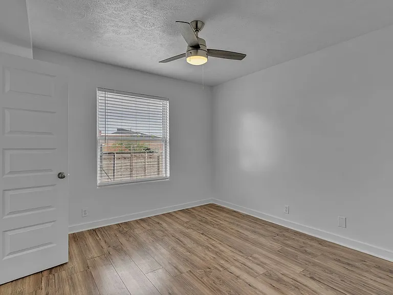 2714 Jefferson St — Photo 32
