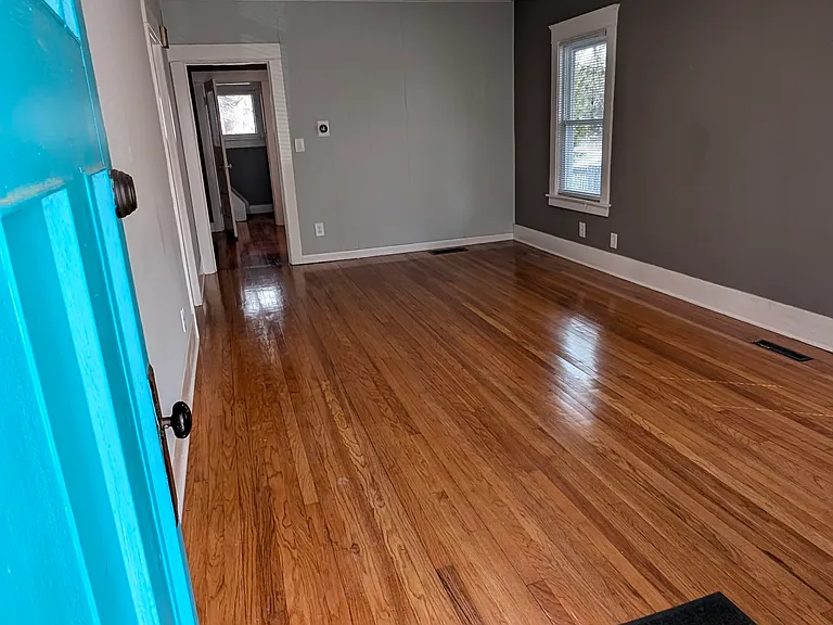 139 S Foster Ave — Photo 3