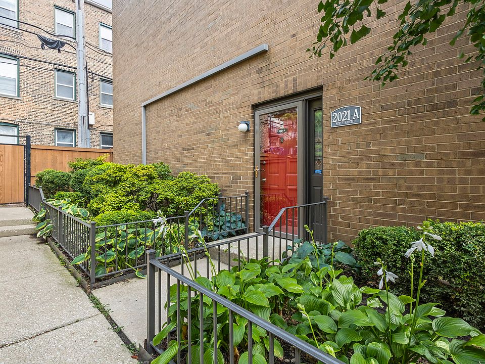 The inviting and well-manicured front entry with included landscaping maintenance