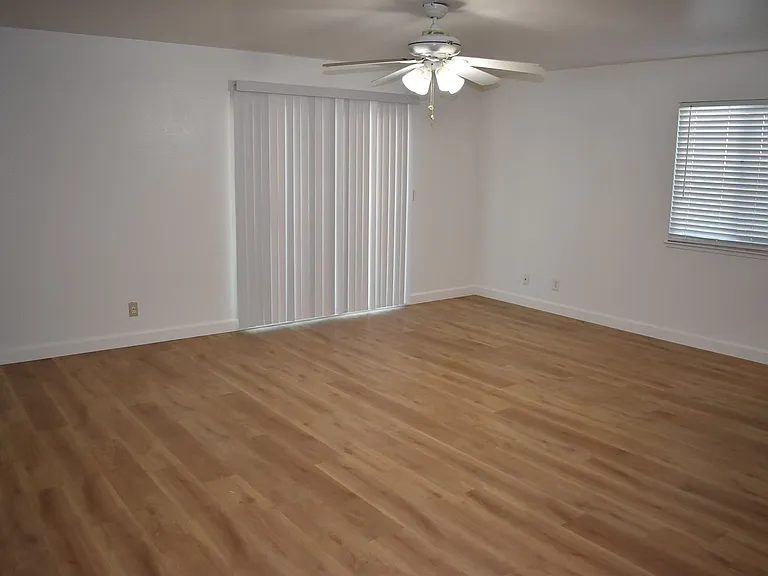 1037 Eisenhower Way — Photo 4