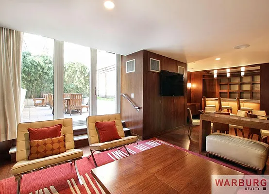 Sold by Warburg | media 9