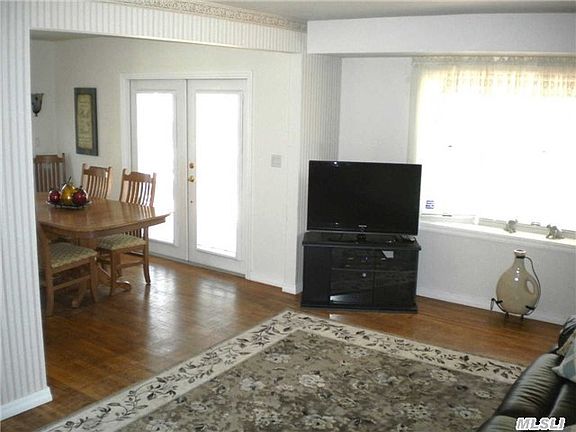 5th image of 117 E Moriches Blvd
