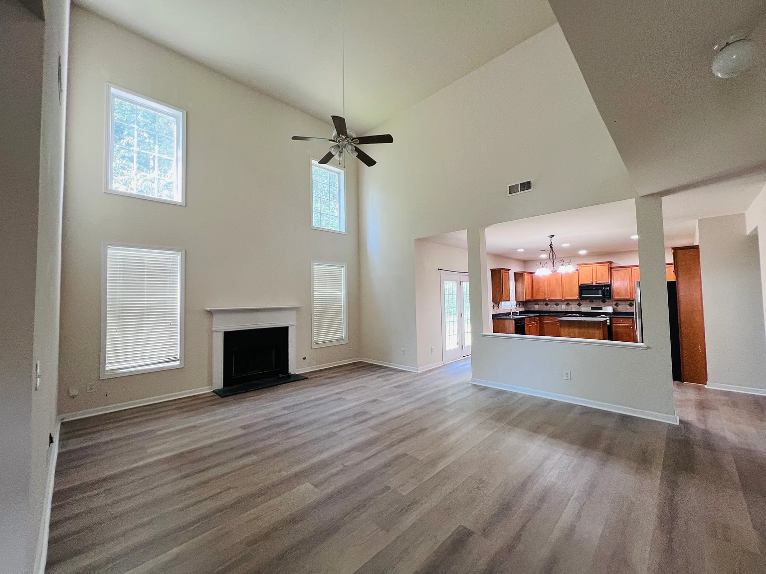 4 bed, 2.5 bath, 3100 sqft, $2,700 — Photo 2
