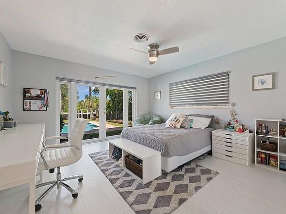 3rd image of 512 Isle Of Capri Dr