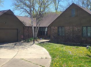 2525 Royal Oaks Dr, Freeport, IL 61032