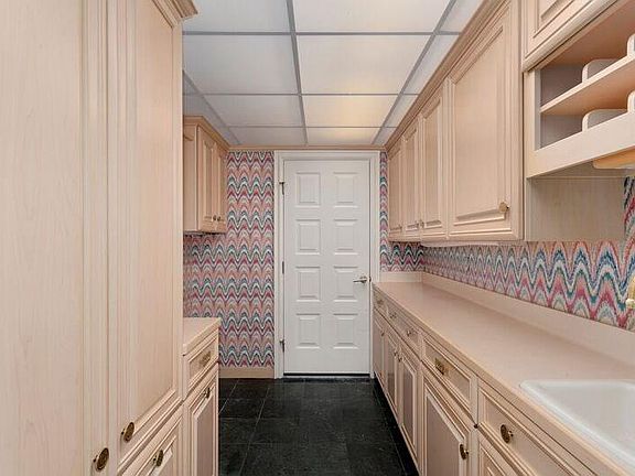 4th image of 2401 N Sherwood Ln