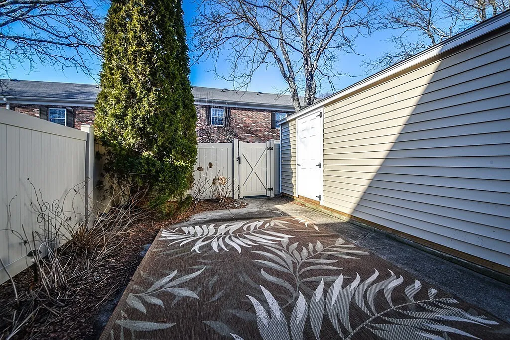 1107 Windsor Dr, Framingham - 1 — Photo 4