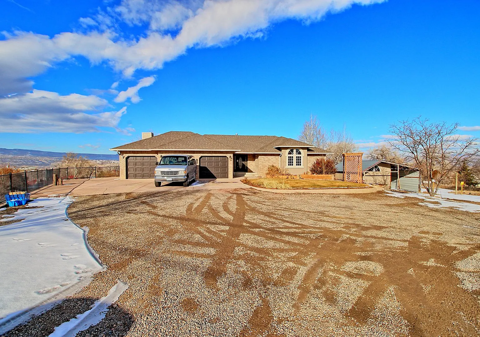 Spacious 5-Bedroom Home for Rent | Amazing View And Acreage - Horse Property — Photo 1