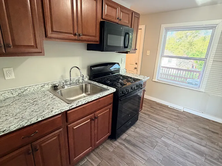 12 Hilltop Rd #1R — Photo 3
