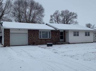 209 N Dauphin St, Chestnut, IL 62518