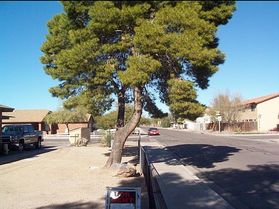 2nd image of 2943 E Beck Ln #4