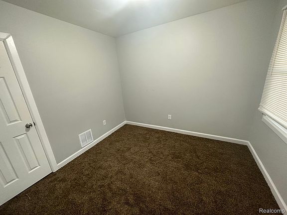 3rd image of 7087 Chatfield St