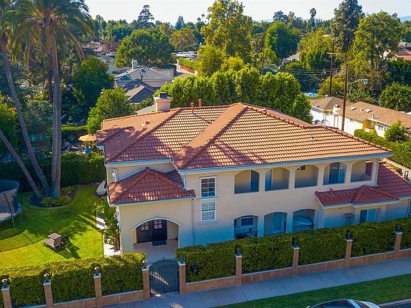 3rd image of 13609 Chandler Blvd