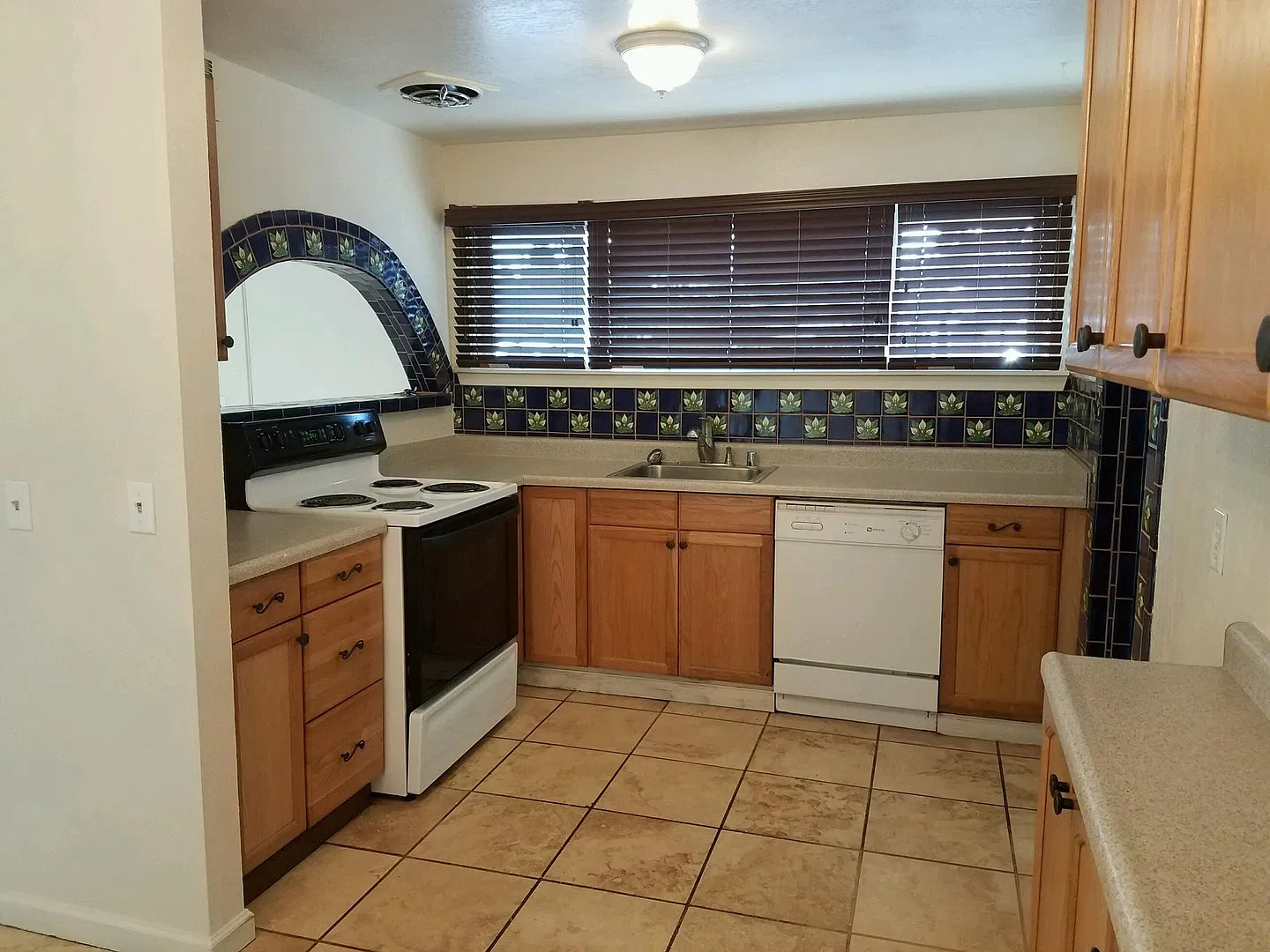 Cute and cozy 3 Bedroom on Extra Large Lot! — Photo 4
