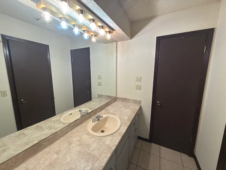 2531 W Hefner Rd — Photo 8