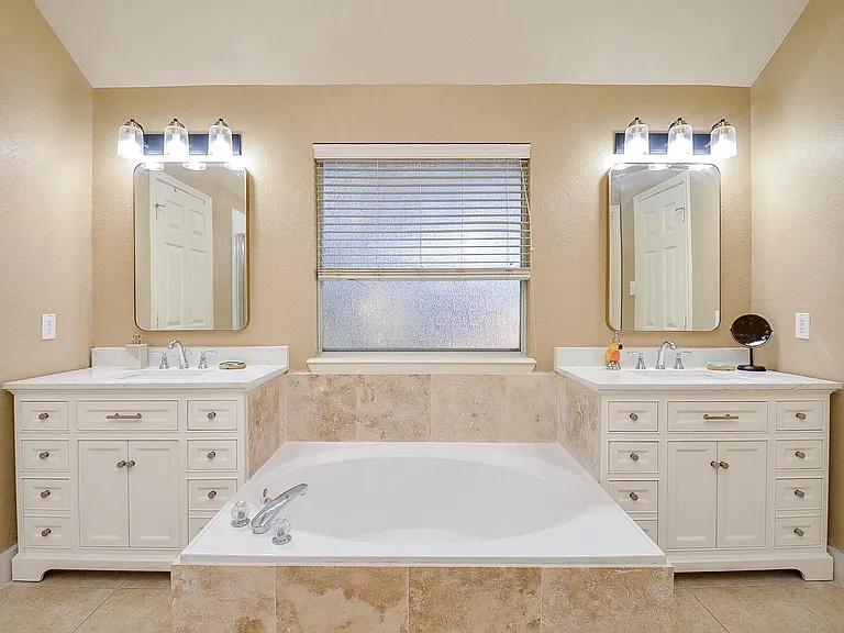 4606 Russett Ln — Photo 13