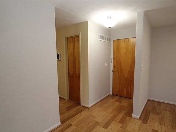 4th image of 919 W Kensington Dr