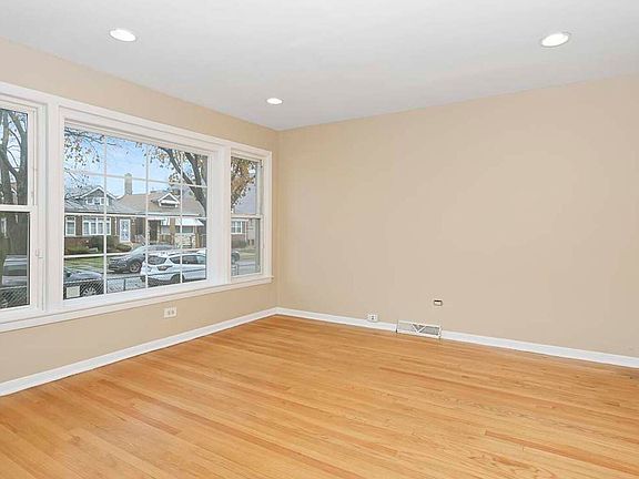 4th image of 155 W 81st St