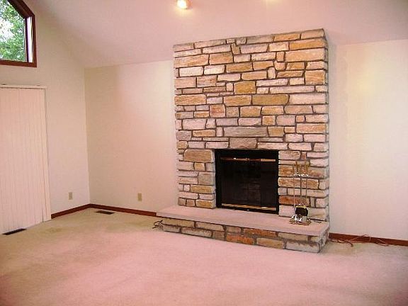 4th image of 1041 Lakeville Dr
