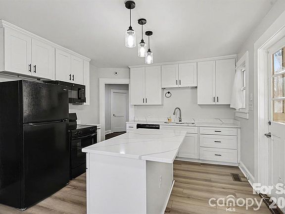 3rd image of 225 Valley View Pl