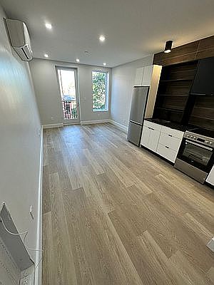 2nd image of 727 De Kalb Ave #2