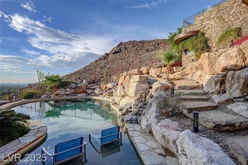 5 bed, 6.5 bath, 6995 sqft, $18,500 — Photo 4