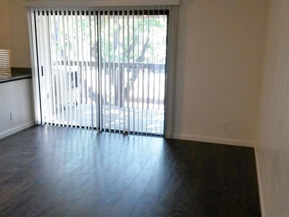 2nd image of 1701 Mahogany Way APT 39