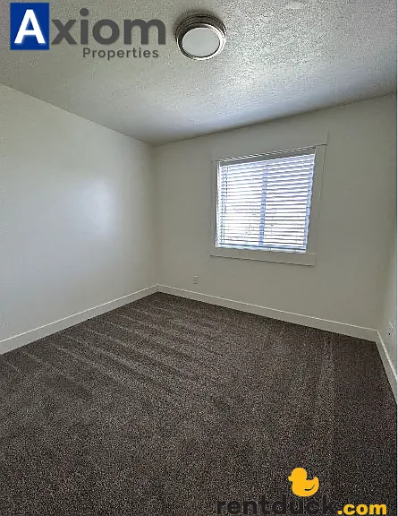 Beautiful 3 bedroom 1 bathroom apartment available now! — Photo 14