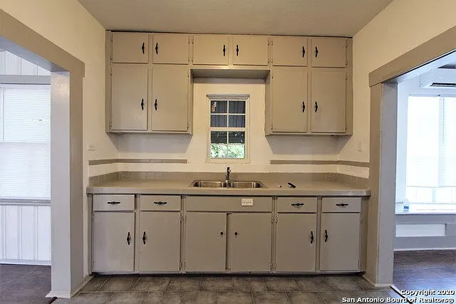 706 Canton — Photo 11