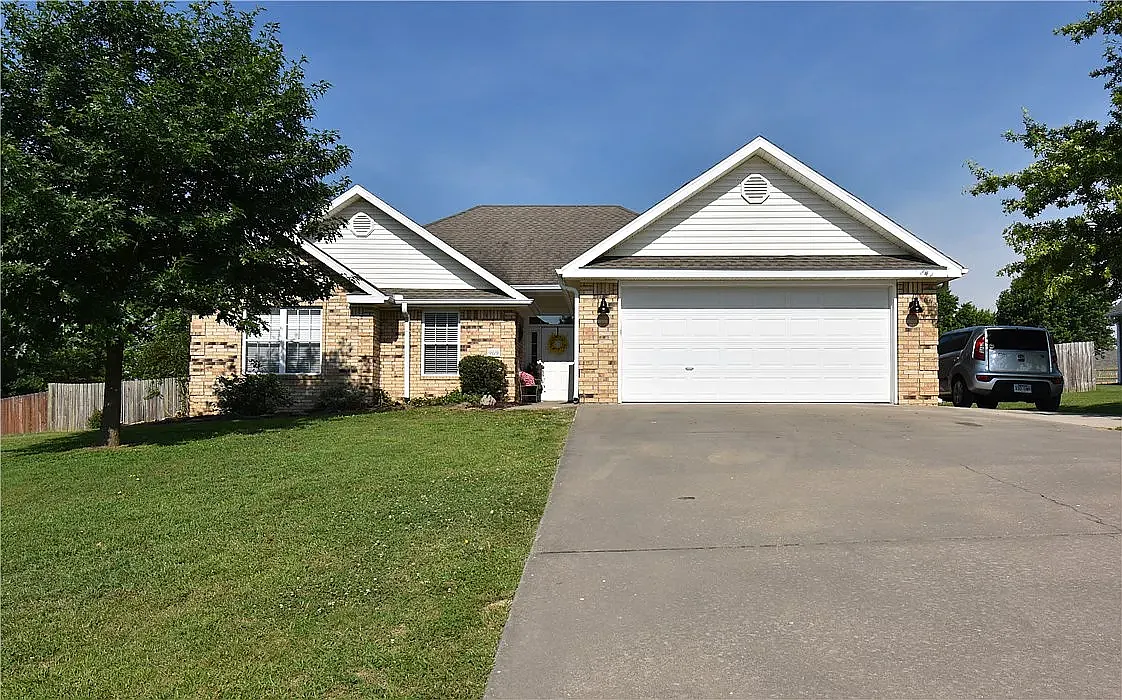 4 bed, 1749 sqft, $2,195 — Photo 1