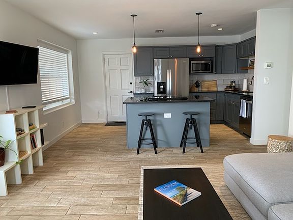 2nd image of 1915 Llewellyn Dr