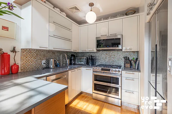Sold by Yoreevo, LLC | media 4