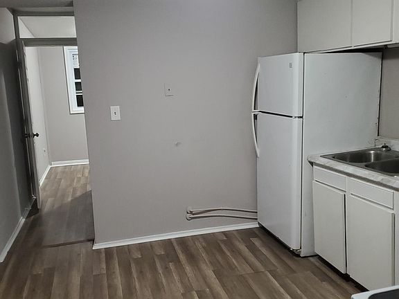 5th image of 130 Clarkson Ave