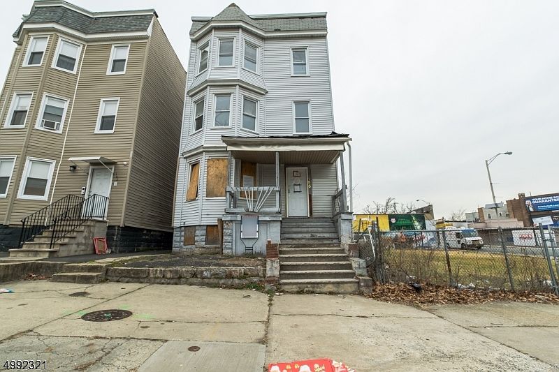 1st image of 195 N 16th St