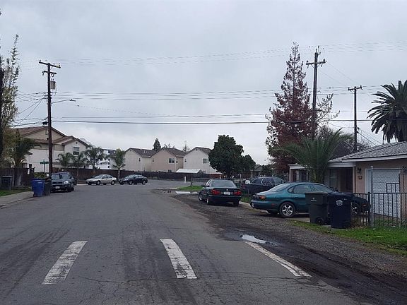 4th image of 2921 Taft St