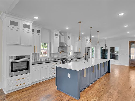4th image of 18 Waverly Ct