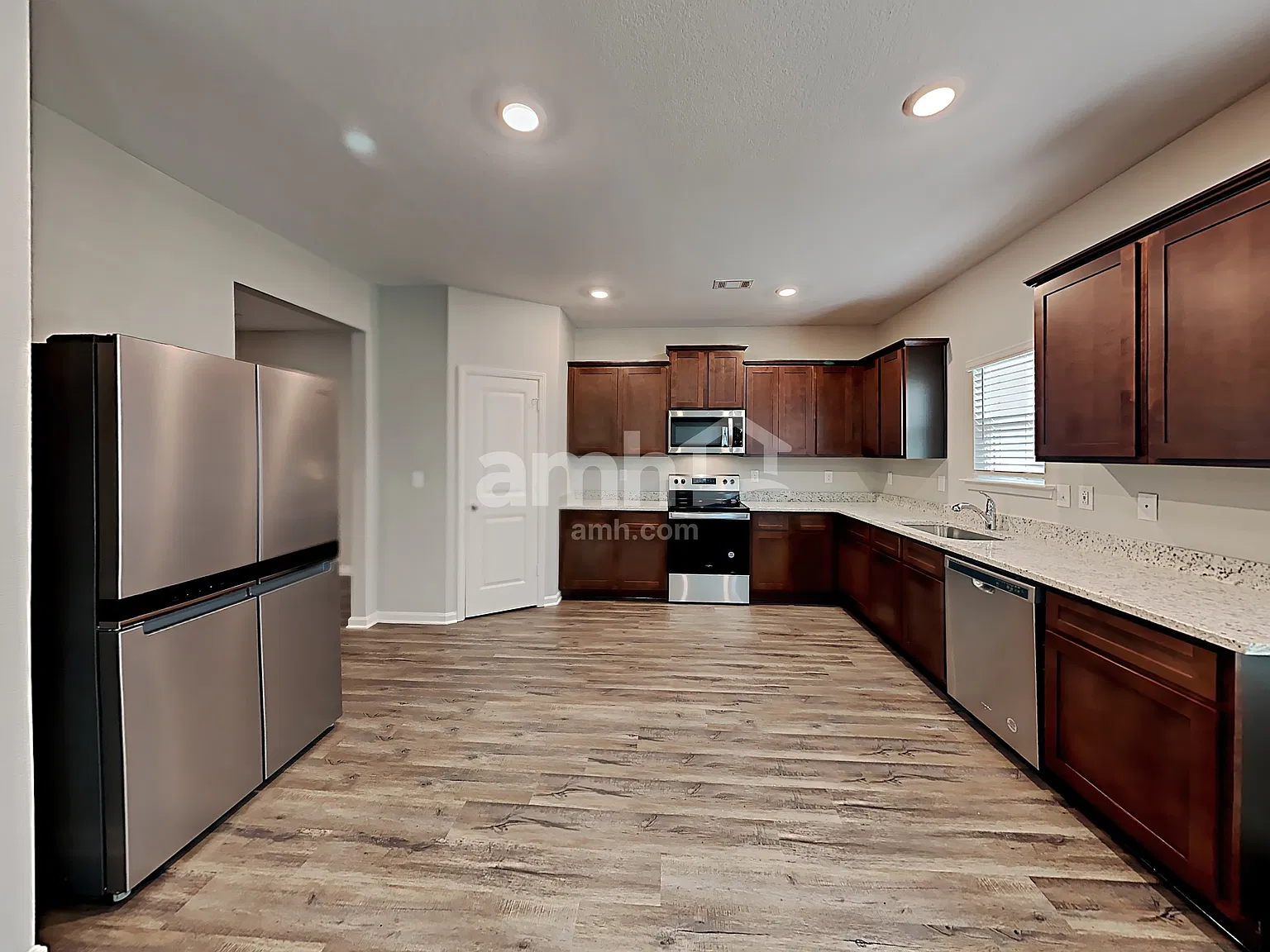 4 bed, 2.5 bath, 2379 sqft, $2,180 — Photo 3