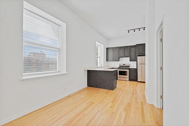 1st image of 3257 N Sheffield Ave APT 303