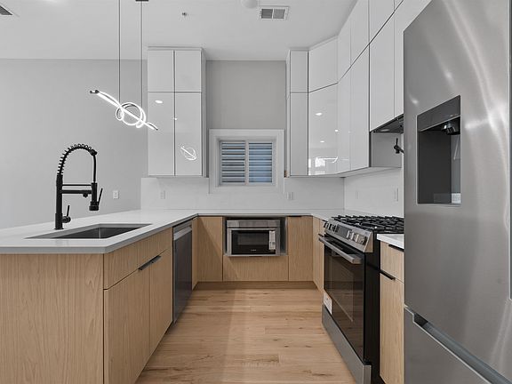 4th image of 30 Cambridge Ave #2