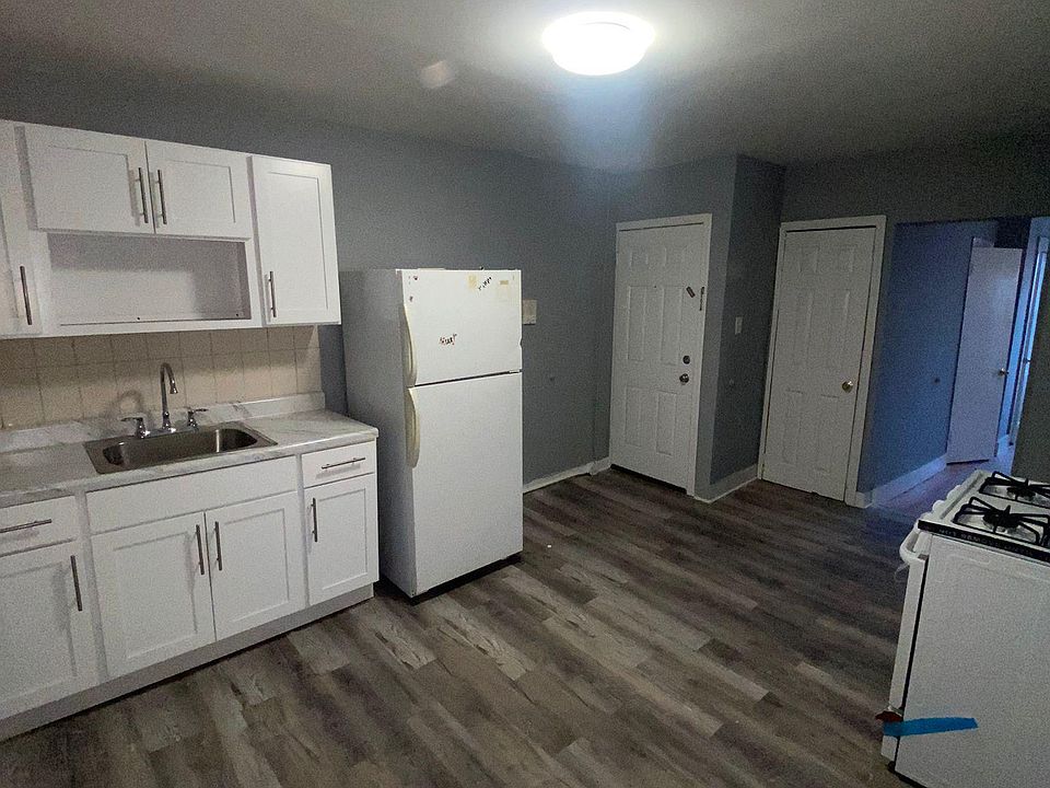 2nd image of 160 Oak St APT 3