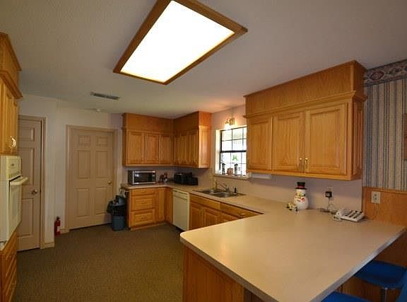 4th image of 650 Diana Ln
