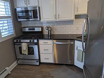 3rd image of 220 E Elm St