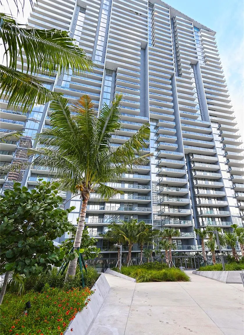 Rise Condo — Photo 1