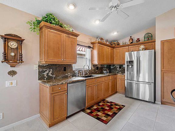 4th image of 6667 Sherbrook Dr